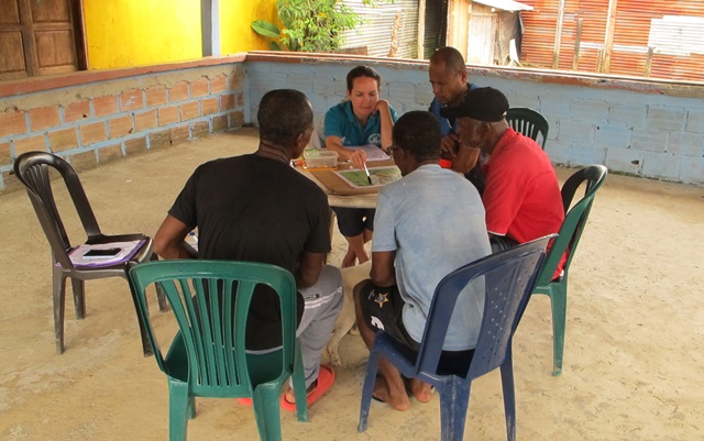 Five members discussing the participatory mapping in Arusí